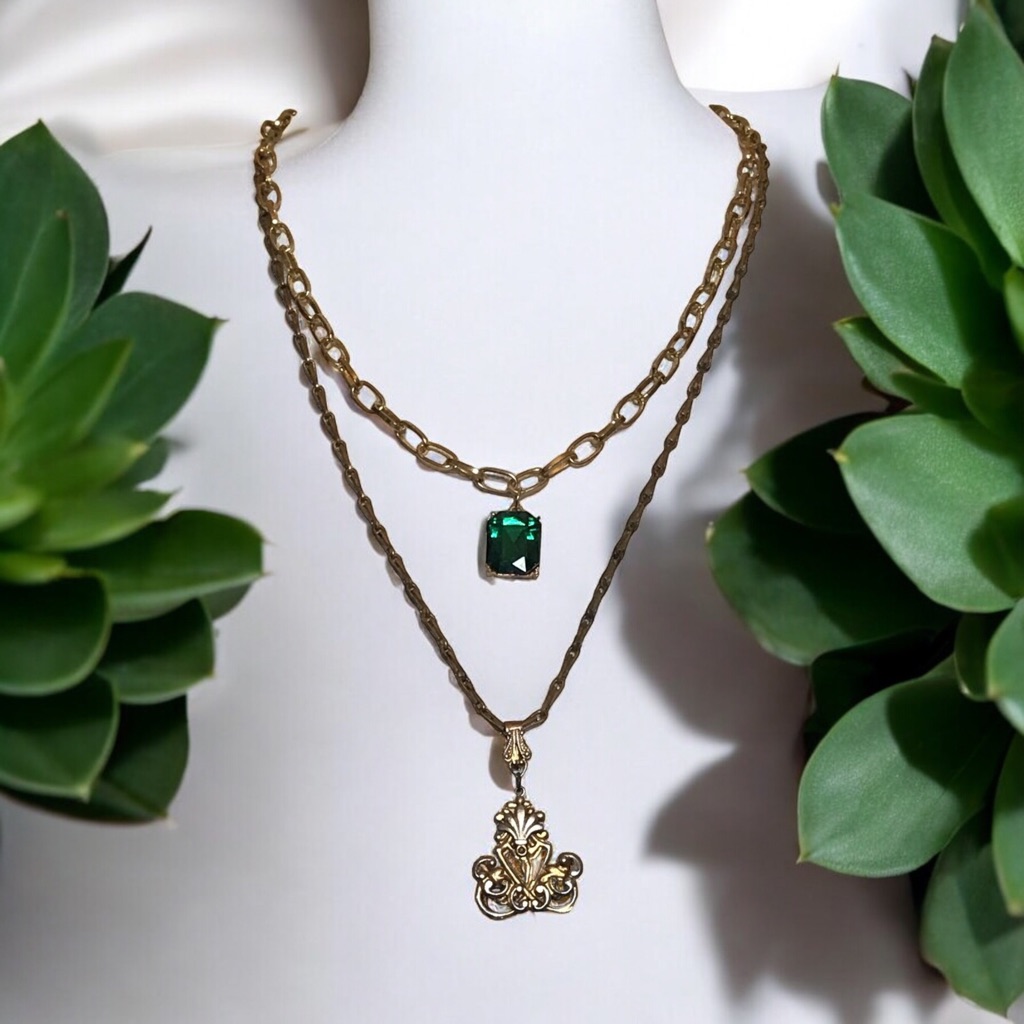 Vintage Necklaces With Ornate Pendant 28$